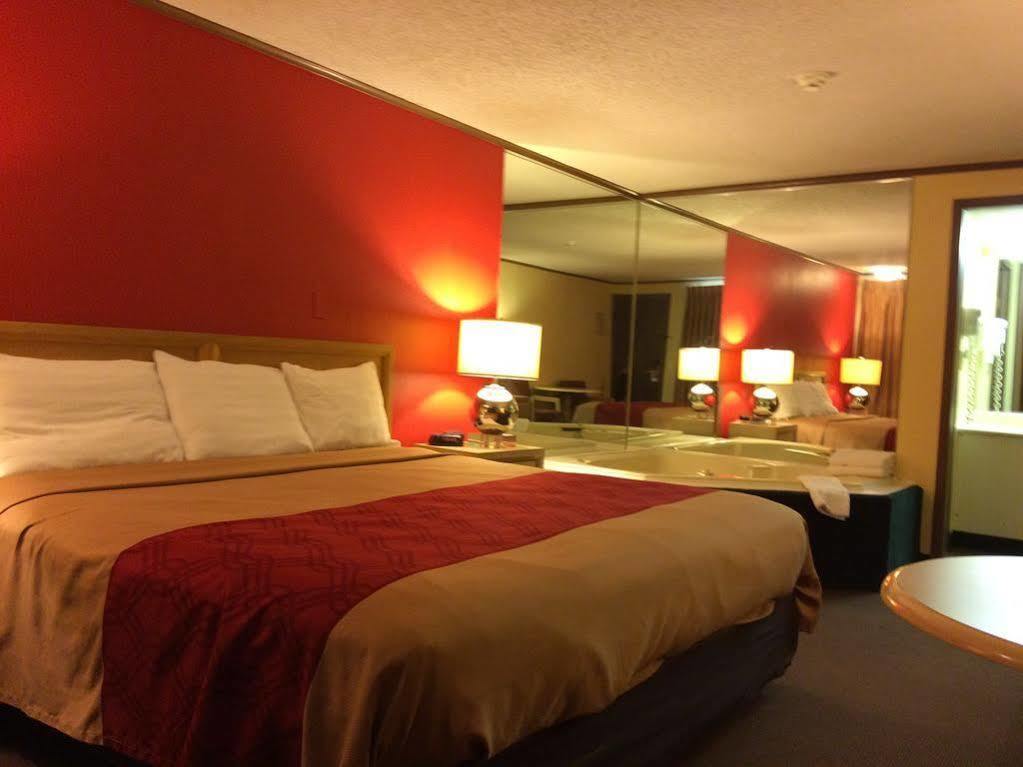 Econo Lodge Norwalk Dış mekan fotoğraf